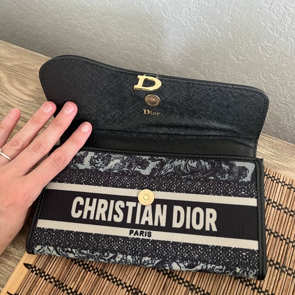 Dior Luxury Bundle Lot : Tiger Wallet, Pure Poison original, Hair Clips - Picture 14 of 16